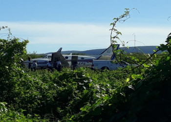 Avião com vacinas da Covid-19 bate em jumento em pista de aeródromo
